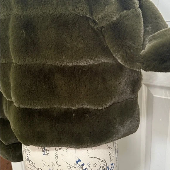 Belle Fare Faux Fur Olive Cropped Jacket - Picture 11 of 16